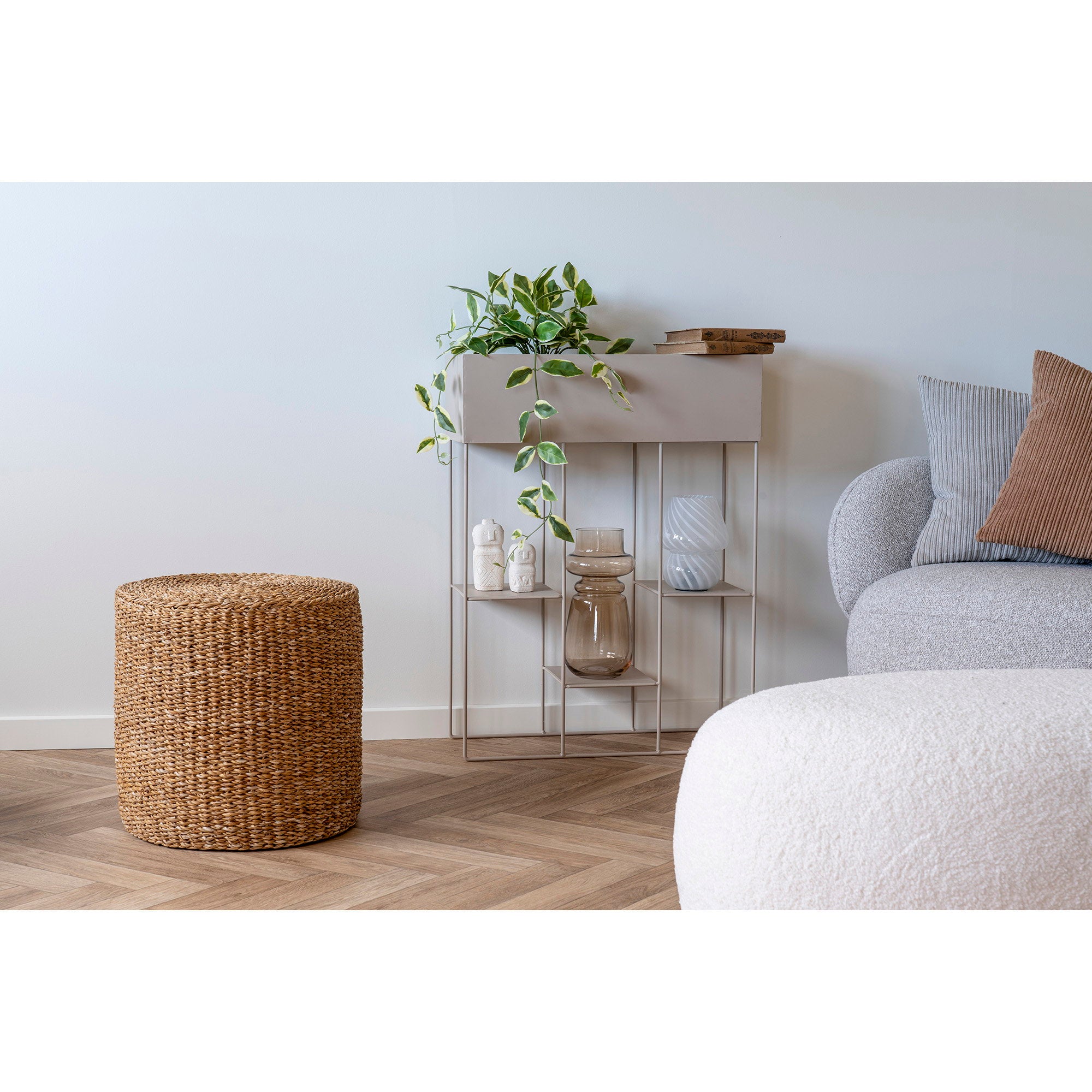 Pouf Rivera jonc de mer coton naturel cylindrique mise en scène salon étagère