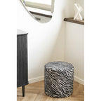 Pouf Kimberley jacquard zébré noir et blanc en situation