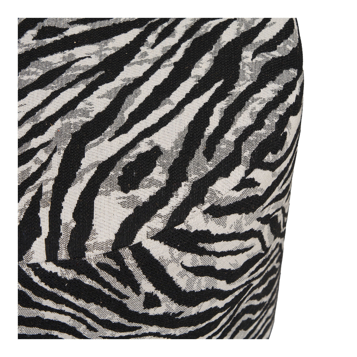 Détail du jacquard tissé zébré noir et blanc cassé et de la couture autour du dessus du pouf Kimberley