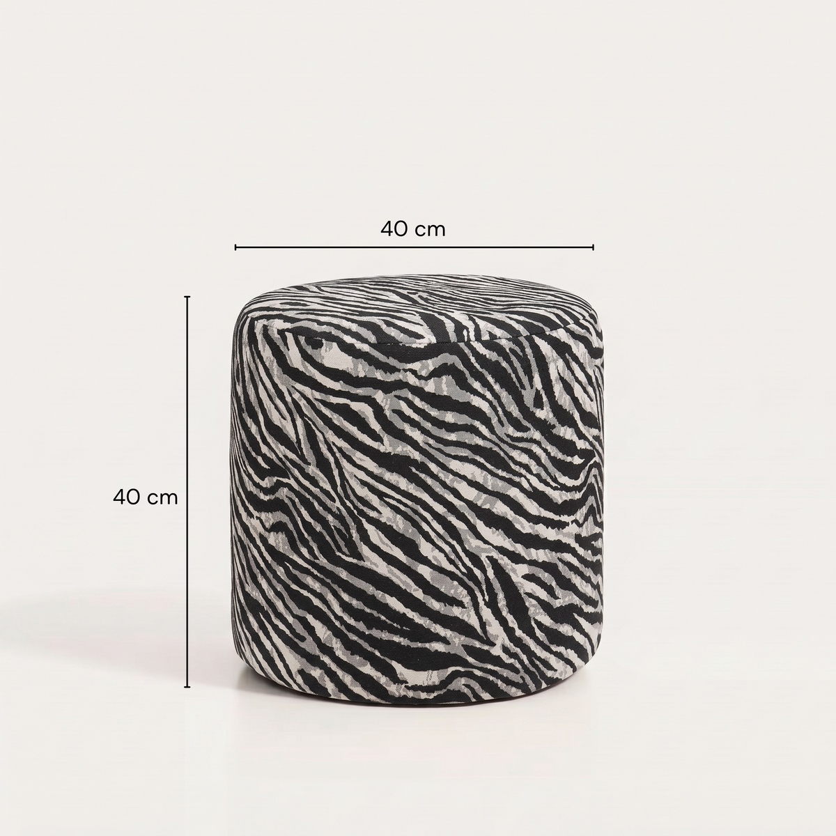 Pouf zébré avec ses dimensions : 40 cm de diamètre et 40 cm de hauteur