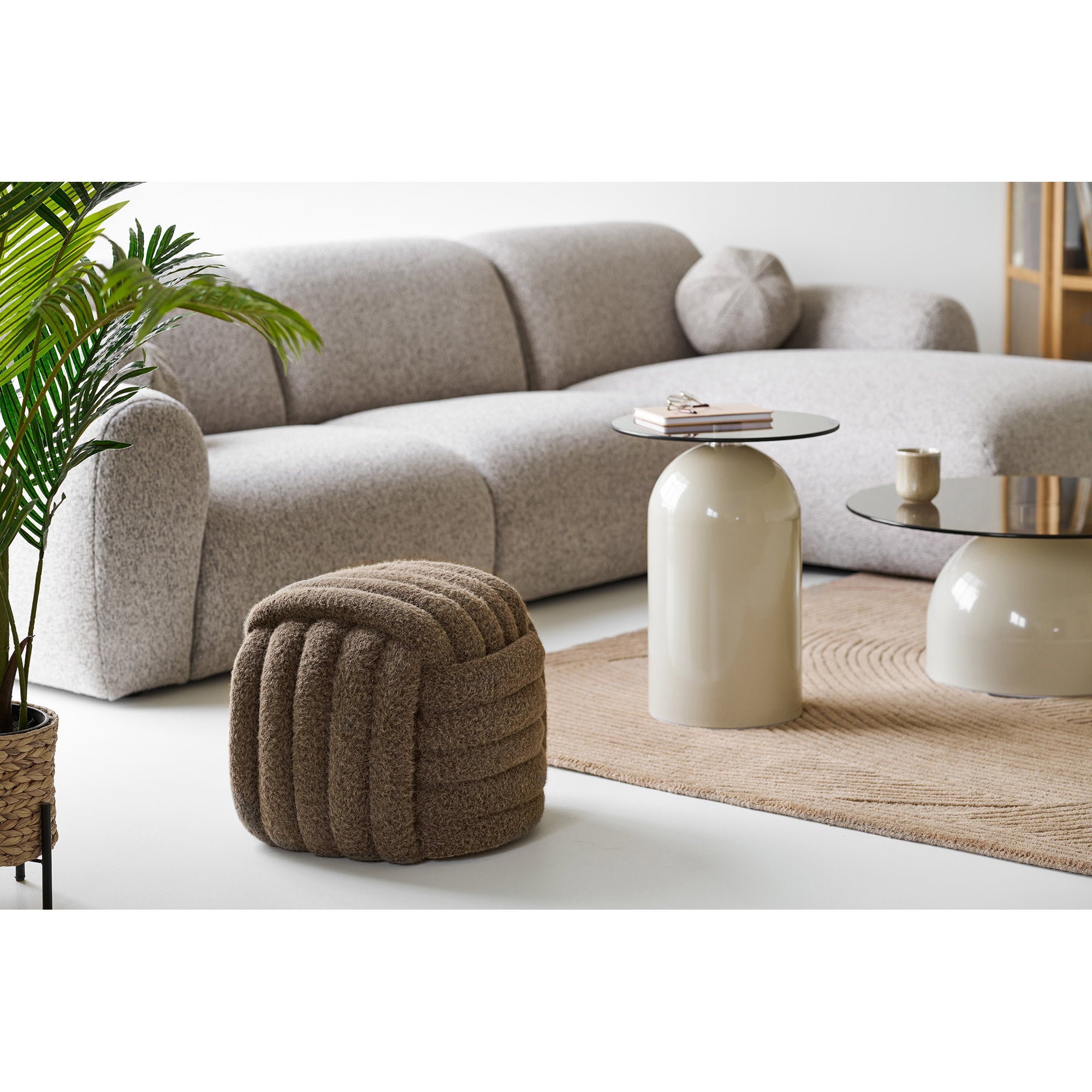 Pouf Napier laine marron côtes volumineuses mise en scène salon canapé