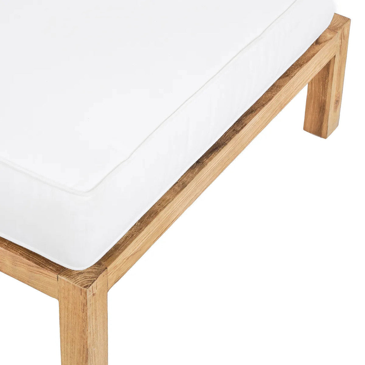 Détail d'un angle du pouf Moyo coussin à passepoil posé sur le cadre en teck