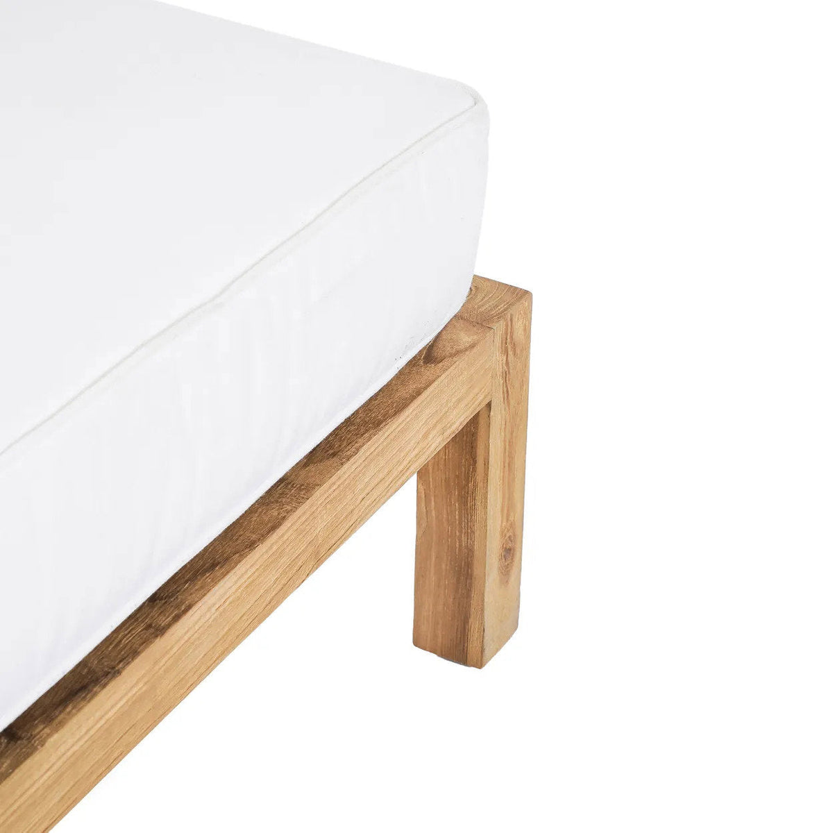 Détail d'un pied carré en teck et du coussin du pouf Moyo