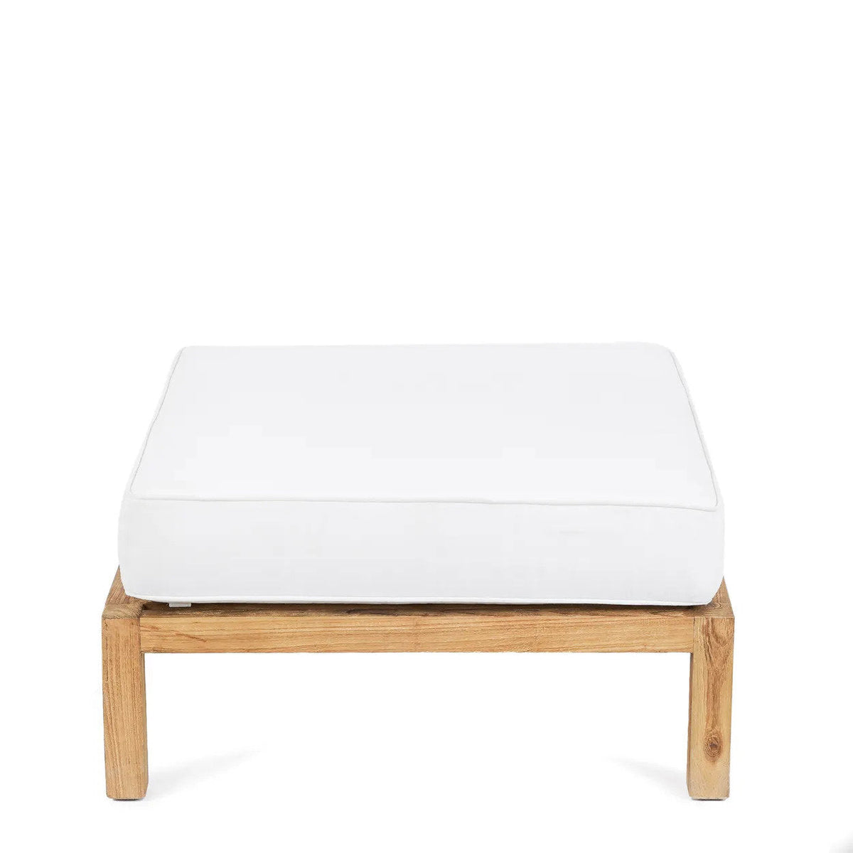 Pouf Moyo vu de face légèrement en plongée coussin blanc sur base en teck