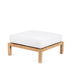 Pouf modulable Moyo en teck et coussin blanc vu de trois quarts sur ses quatre pieds carrés