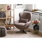 Pouf Napier marron au premier plan d'un coin lecture avec un fauteuil brun et une vitrine en bois