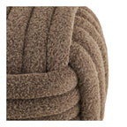 Gros plan sur le tissu duveteux marron et le croisement des boudins du pouf Napier