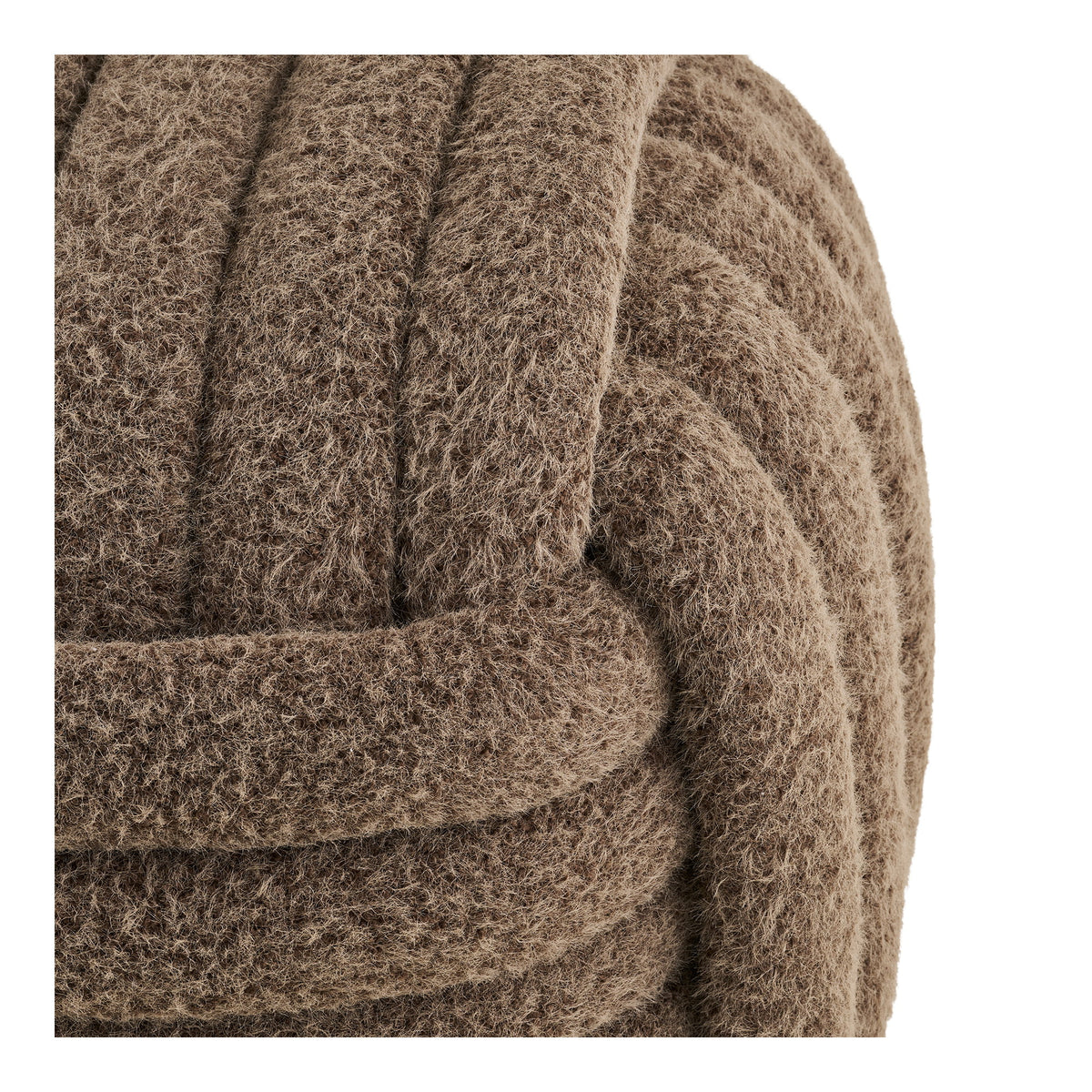 Gros plan sur le tissu duveteux marron et le croisement des boudins du pouf Napier