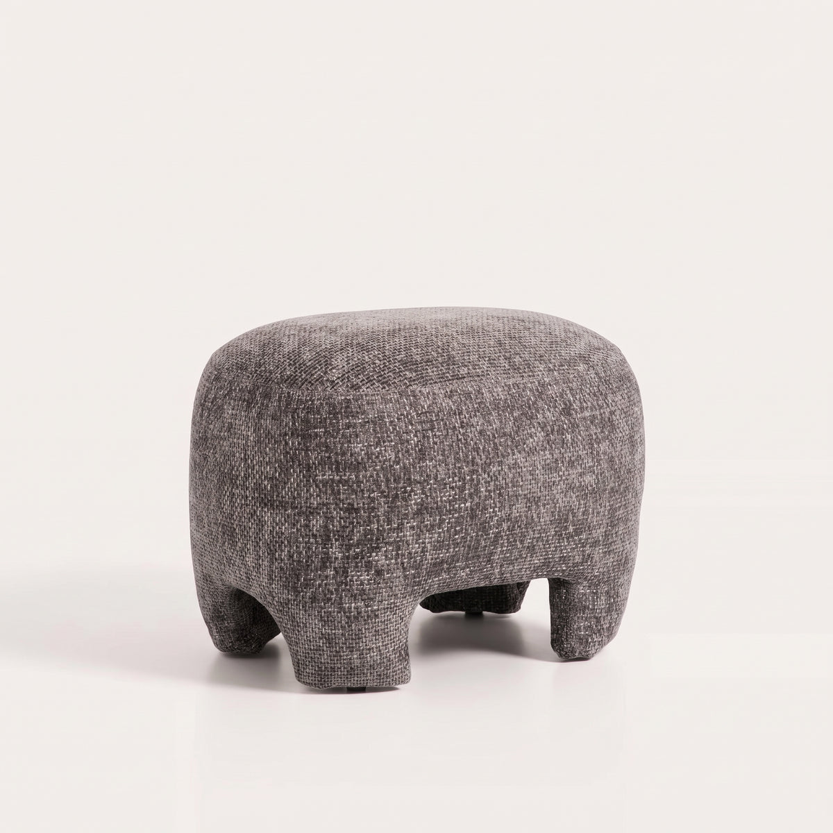 Pouf Nazare en tissu gris chiné vu de trois quarts sur fond clair, assise arrondie sur quatre pieds courts