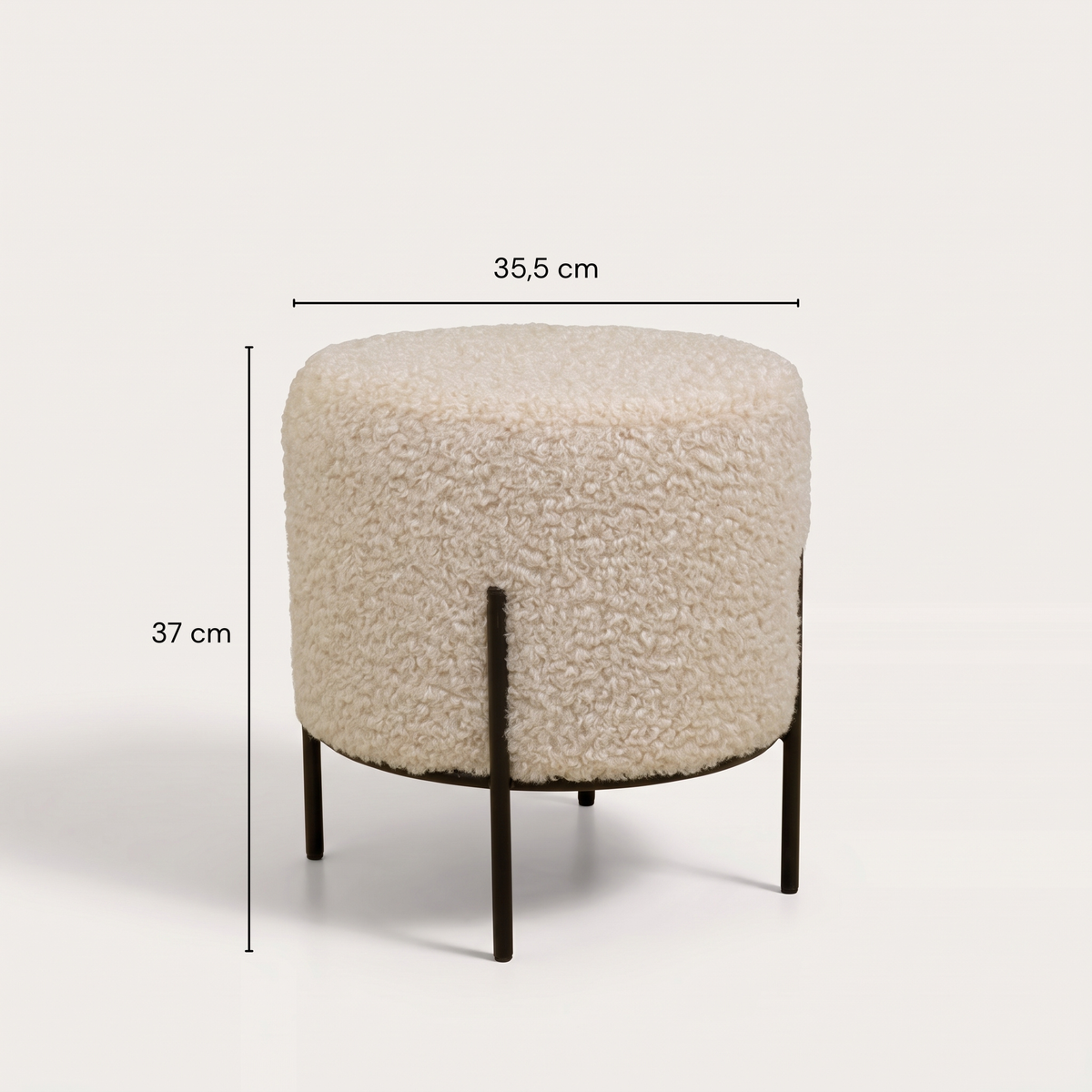 Pouf rond Alford en bouclette crème avec ses cotes : 35,5 cm de diamètre, 37 cm de haut