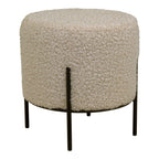Pouf rond Alford en bouclette crème vu de trois quarts sur quatre pieds fins en acier noir