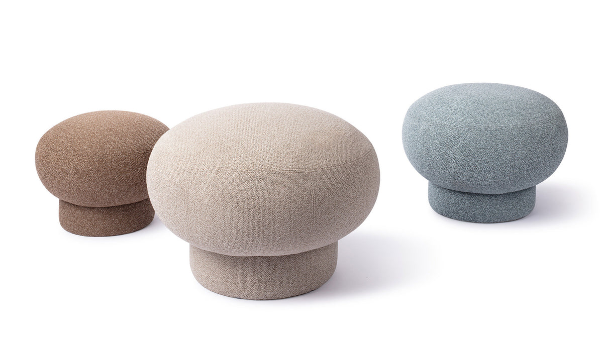 Pouf Anoo bleu à droite avec le grand format beige et le petit format brun