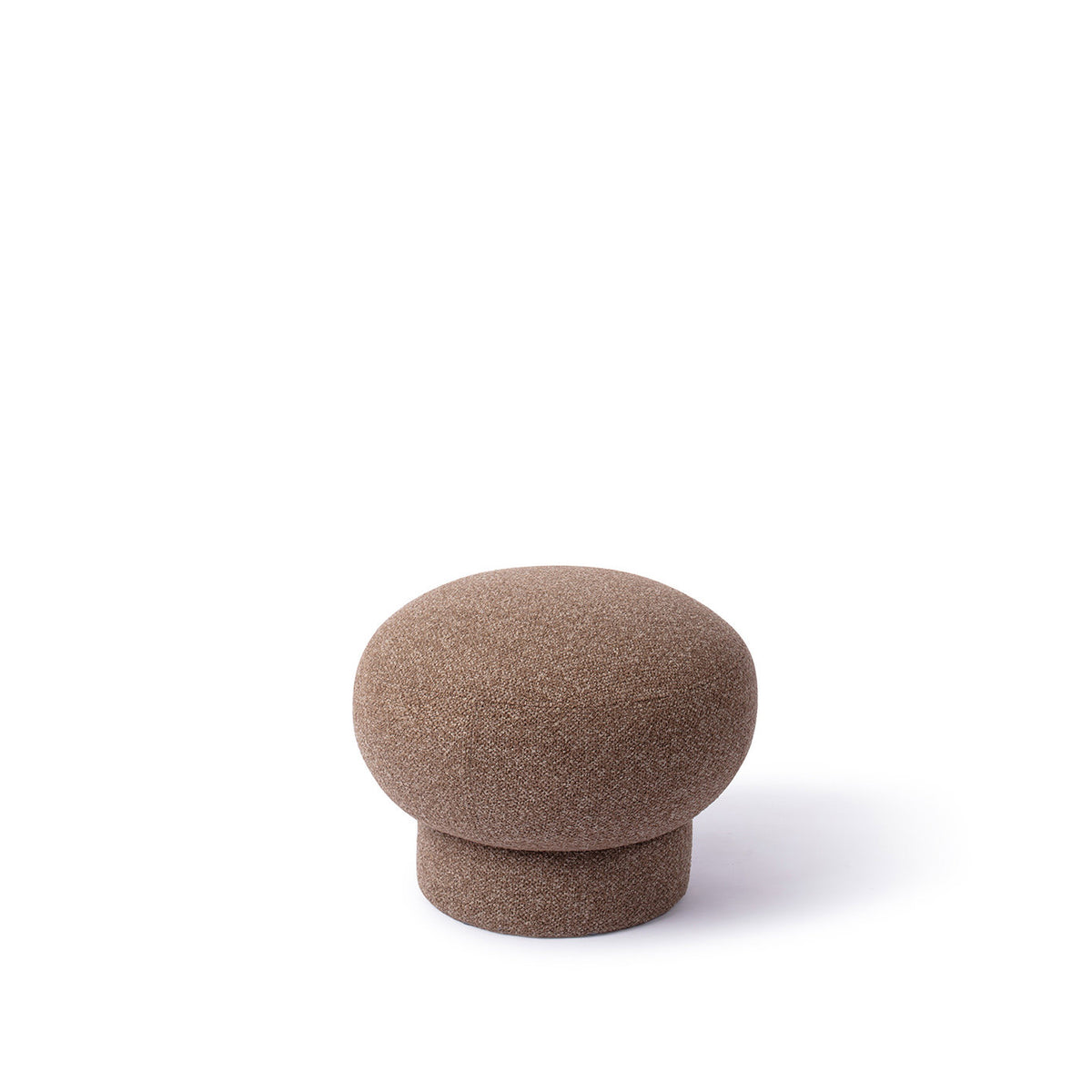 Petit pouf rond Anoo brun en forme de champignon vu de face