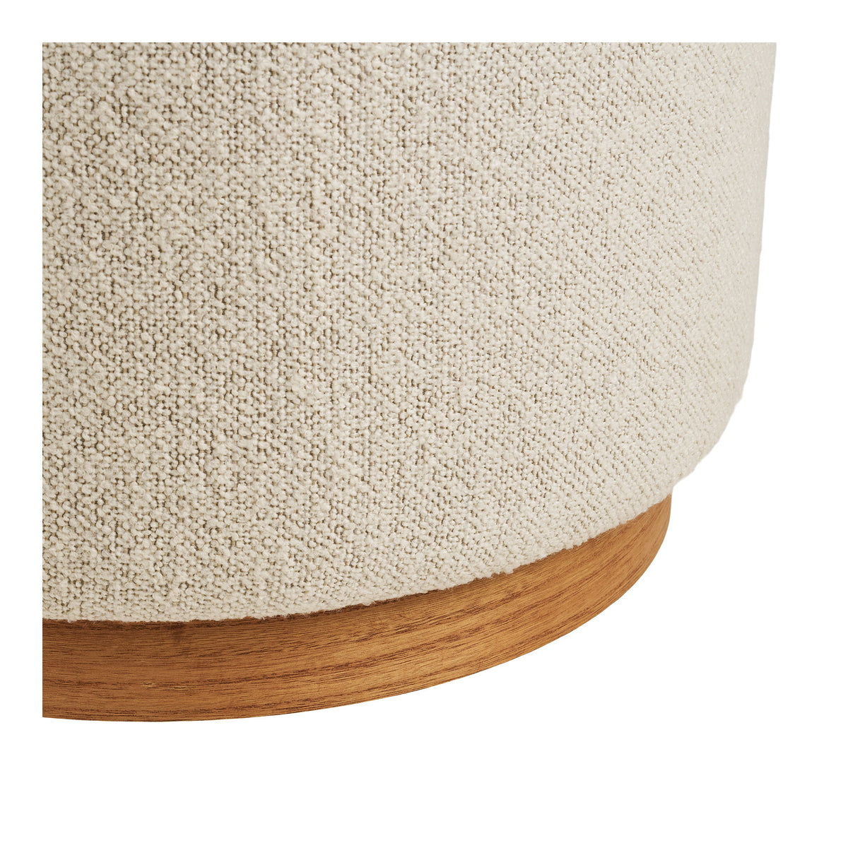 Détail du socle en bois au grain apparent sous le bouclé sable du pouf Daisy