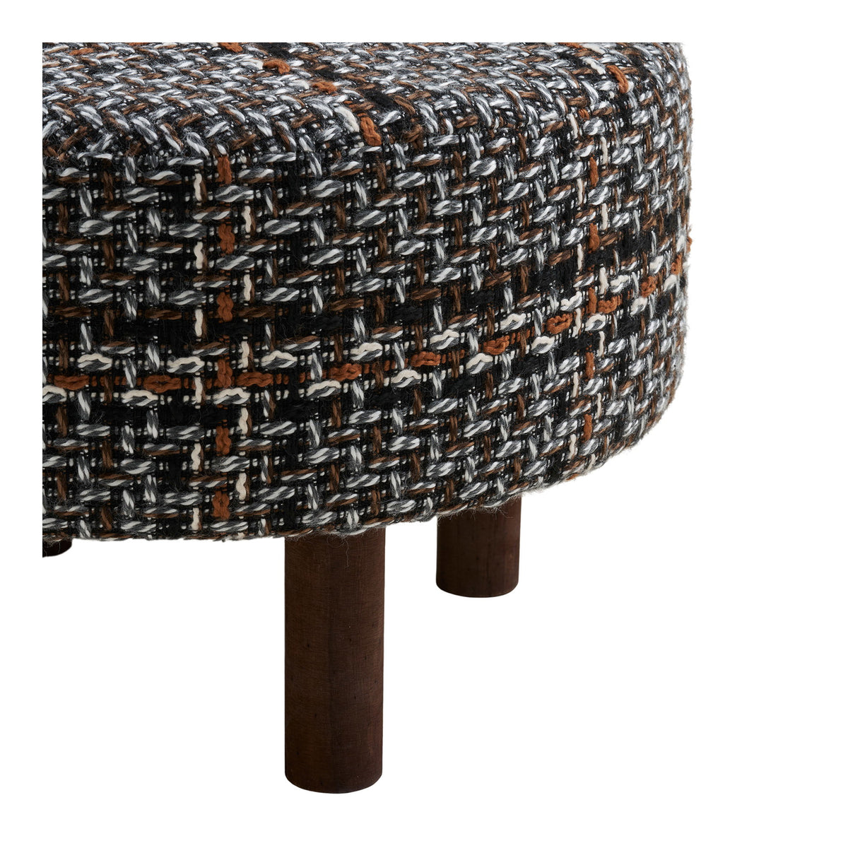 Détail du bord arrondi du pouf Falkirk en tweed chiné et de ses pieds en pin brun foncé