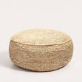 Pouf rond Flores en raphia naturel crocheté vu de face sur fond blanc