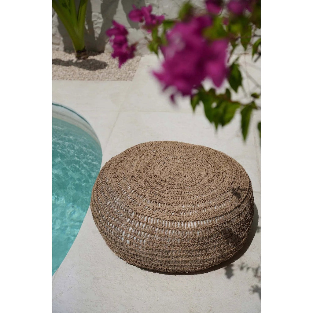 Pouf rond en jonc de mer crocheté 60 cm en situation