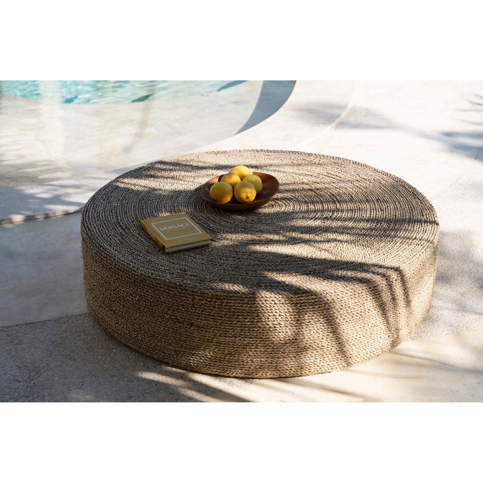 Pouf rond en jonc de mer tressé 100 cm en situation