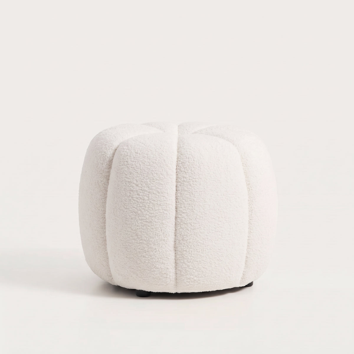 Pouf rond Paisley en teddy blanc cassé vu de face sur fond blanc