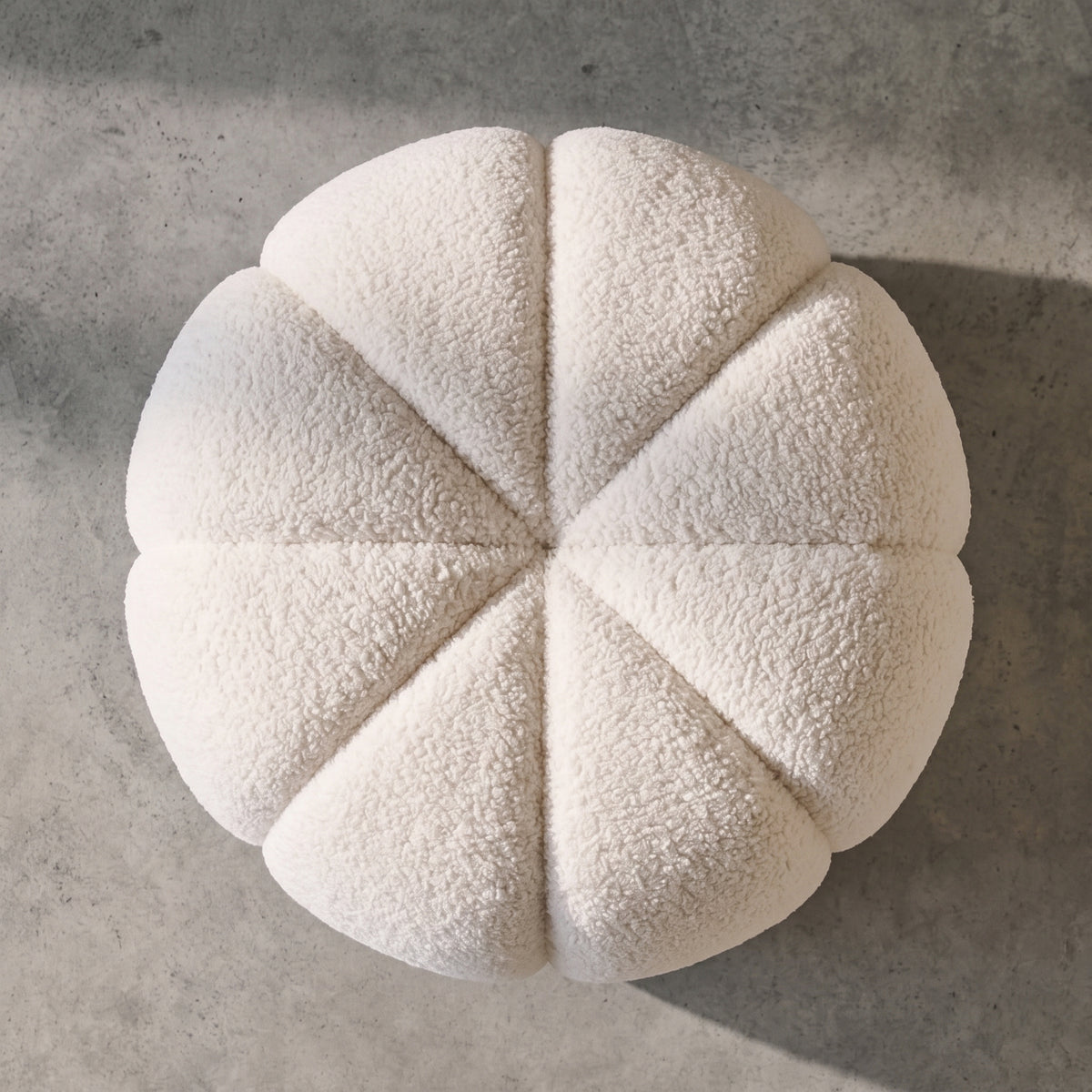 Pouf rond Paisley en teddy blanc cassé vu de dessus, ses côtes réunies au centre
