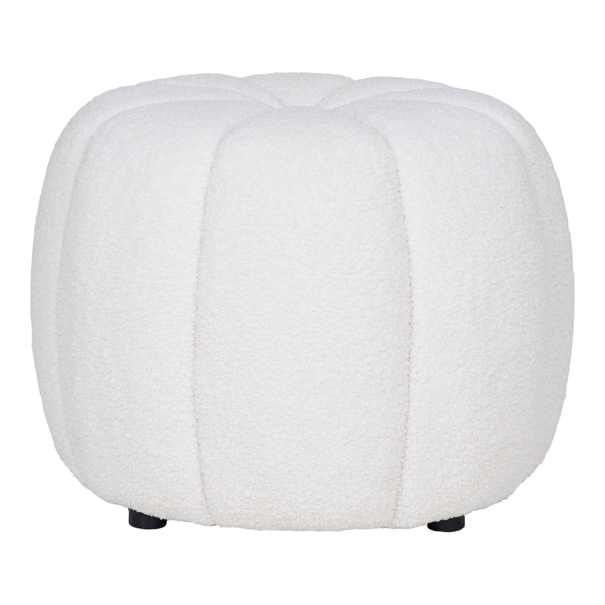 Pouf rond Paisley teddy blanc cassé vu de face avec ses côtes cousues et deux de ses petits pieds noirs