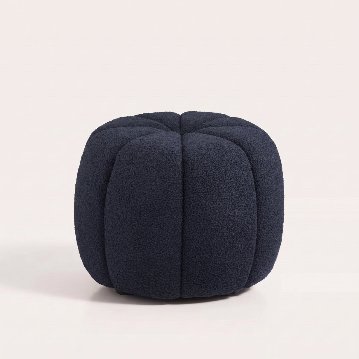 Pouf rond Paisley en teddy bleu marine vu de face sur fond blanc