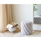 Pouf Sana teddy gris perle ambiance salon miroir cadre bois naturel