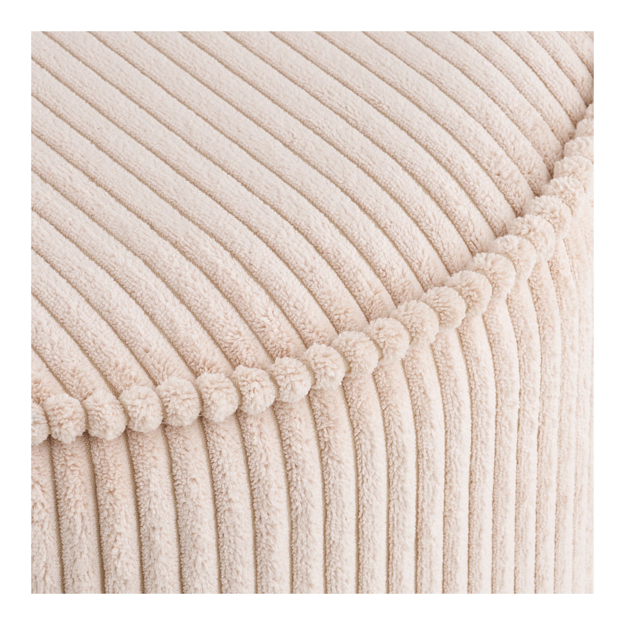 Pouf Taupo velours côtelé beige détail liseré pompons couture artisanale gros plan