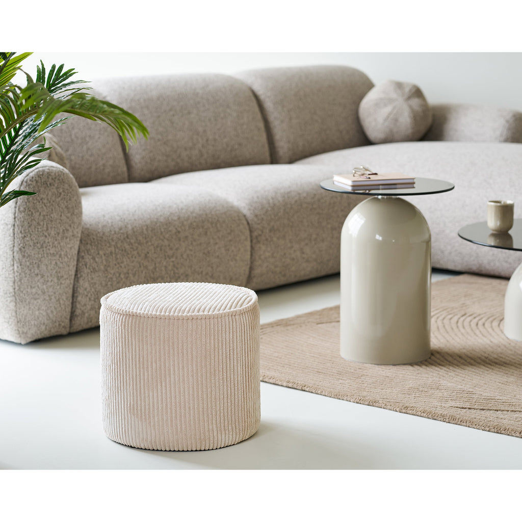 Pouf Taupo velours côtelé beige Ø40 cm liseré pompons mise en scène salon