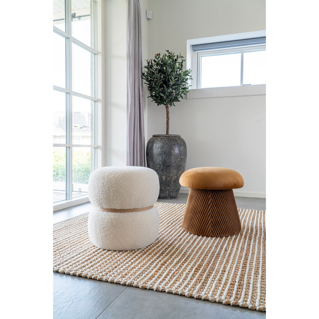 Pouf Hampton velours ocre forme champignon Ø39 cm mise en scène salon lumière naturelle