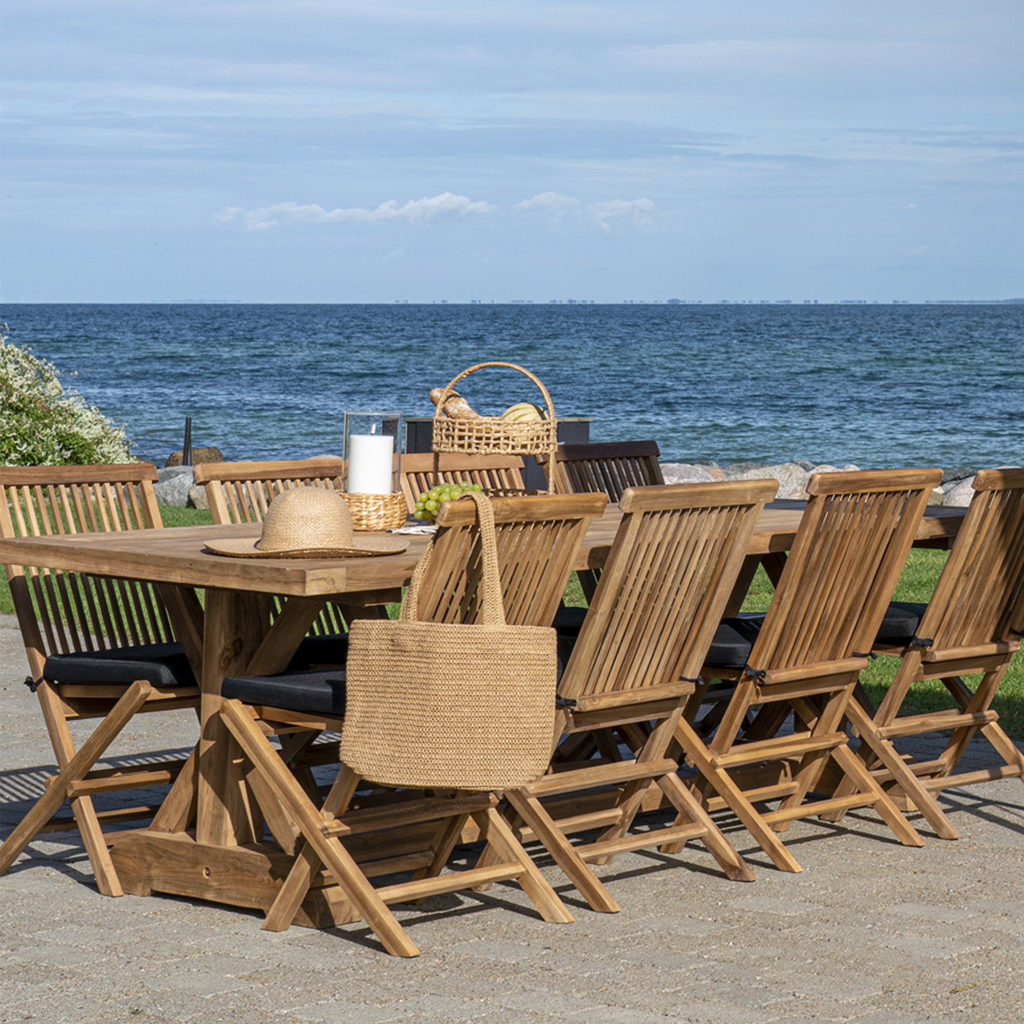 Présentoir Anadia corde papier naturel sur table bois teck extérieur bord de mer pique-nique