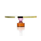 Présentoir à gâteau Gemstone vu de face avec base ambre tige rose et plateau à tranche dorée