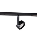 Projecteur orientable Micro11 noir posé sur un rail aimanté tête ronde tournée de trois quarts