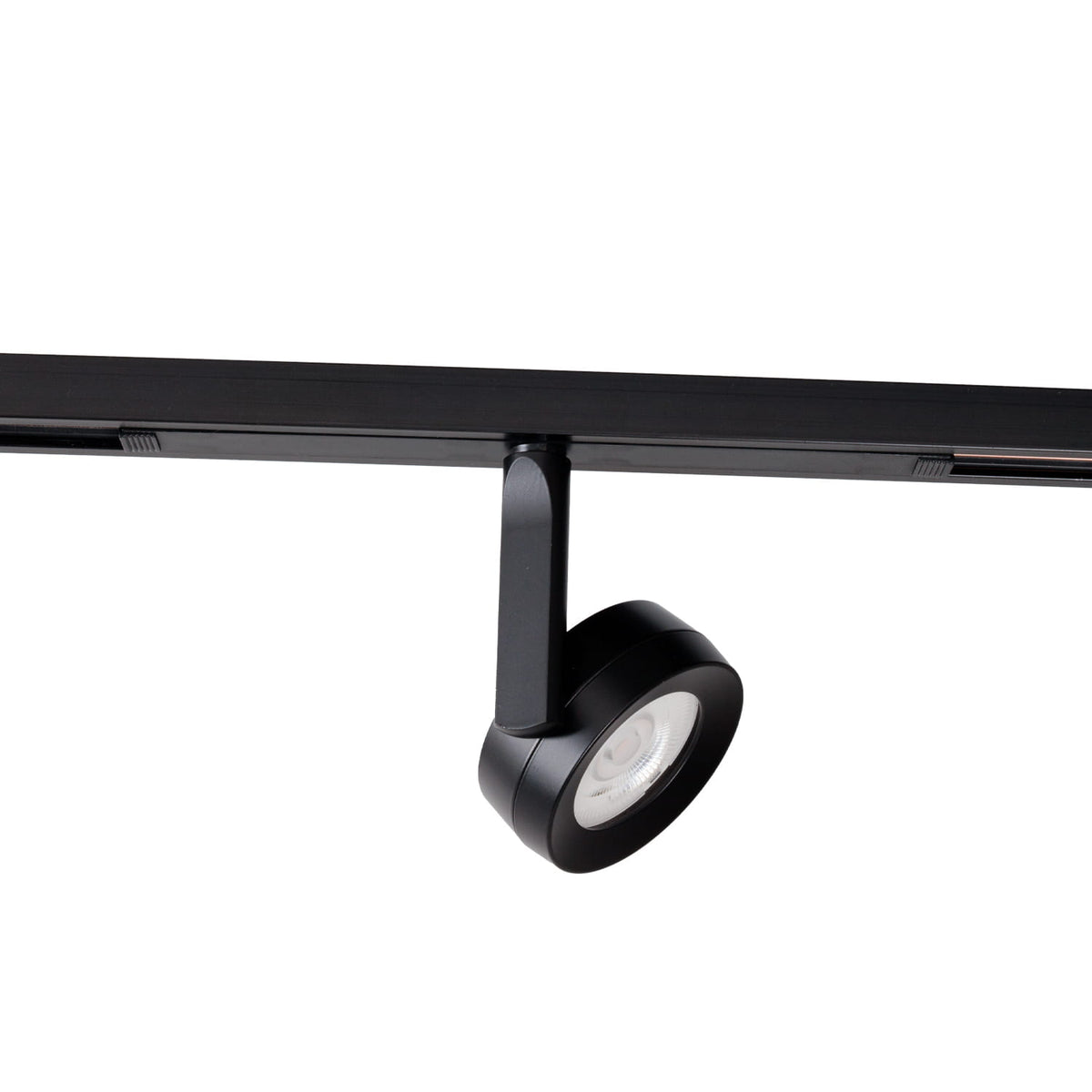 Projecteur orientable Micro11 noir posé sur un rail aimanté tête ronde tournée de trois quarts