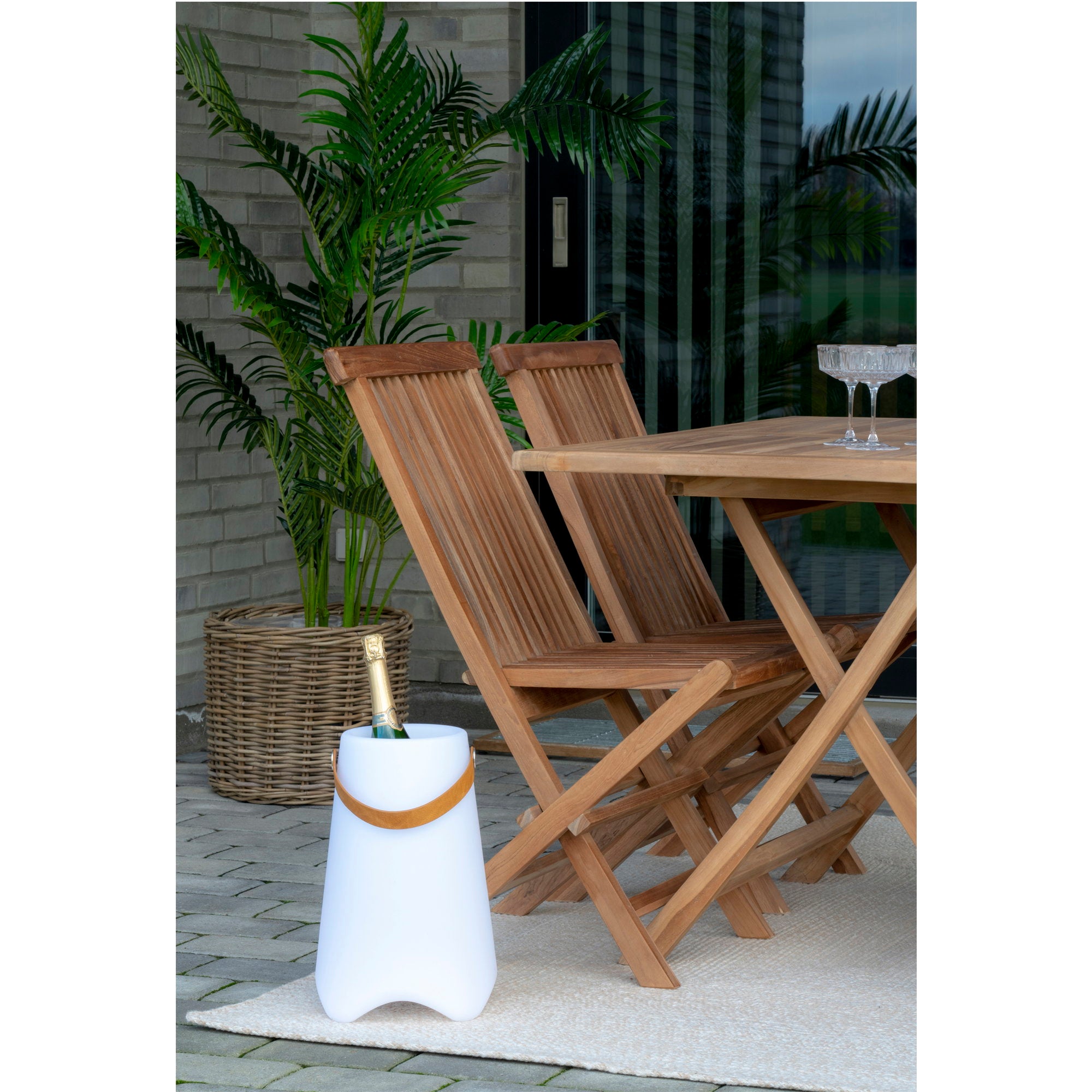 Refroidisseur Bristol LED blanc terrasse repas table teck chaises extérieur