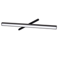 Réglette Micro11 noire à diffuseur opale pivotée sur son support vue de trois quarts