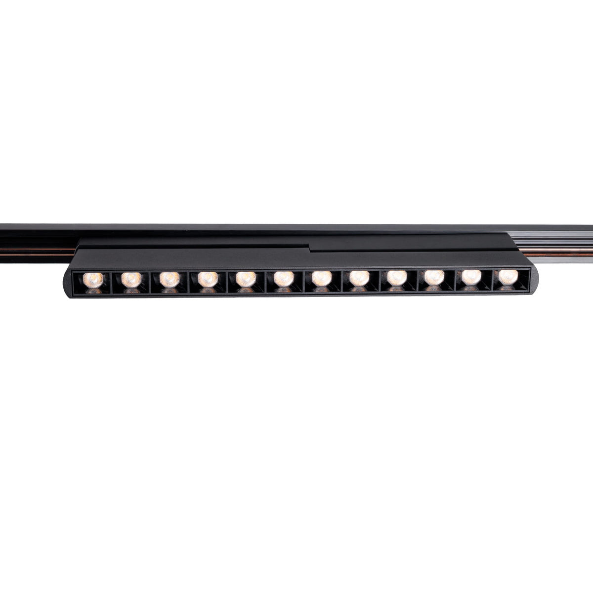 Réglette Micro11 noire allumée vue de face sous son rail avec ses douze LED en lumière chaude