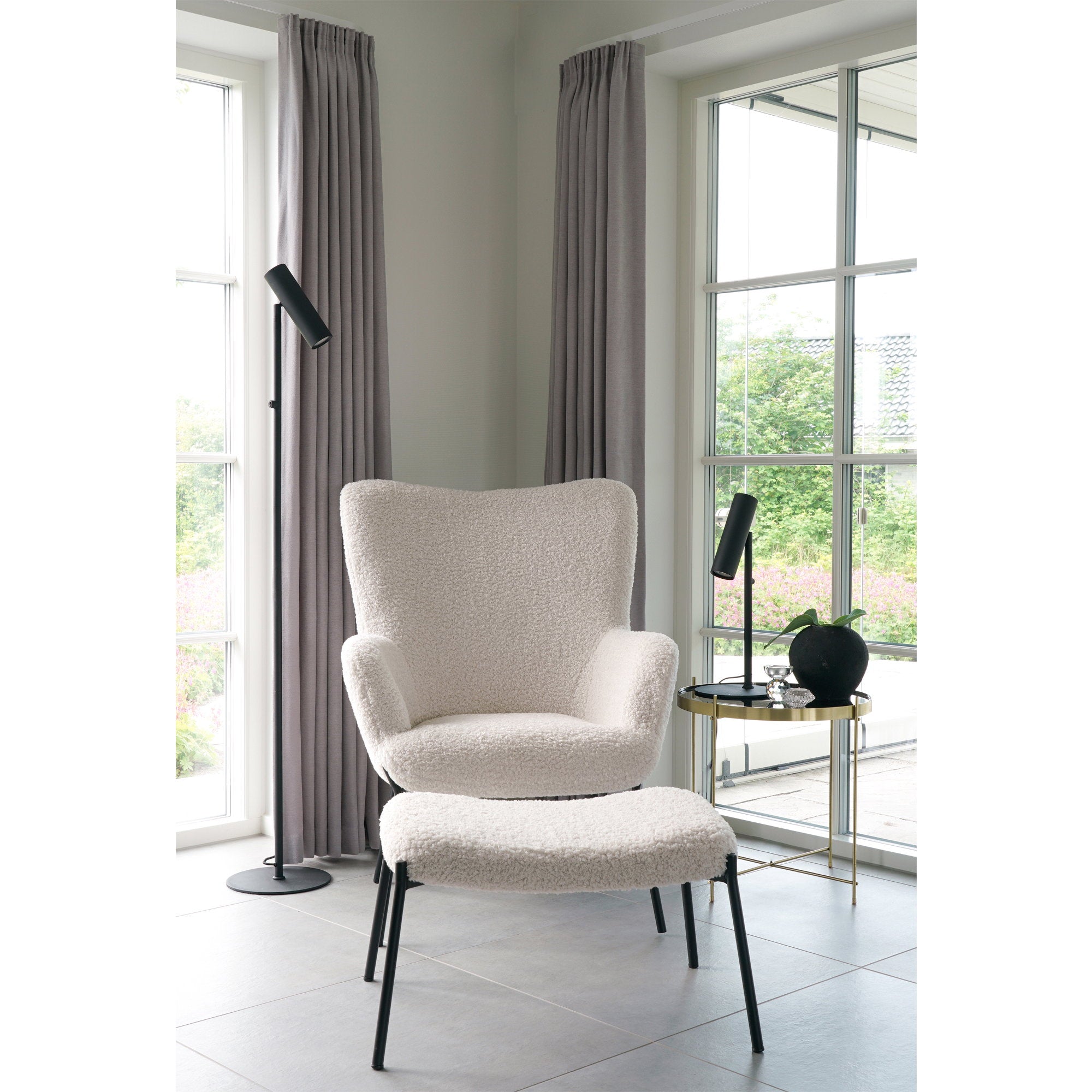 Repose-pieds Glasgow blanc pieds noir ambiance salon fauteuil lounge blanc noir