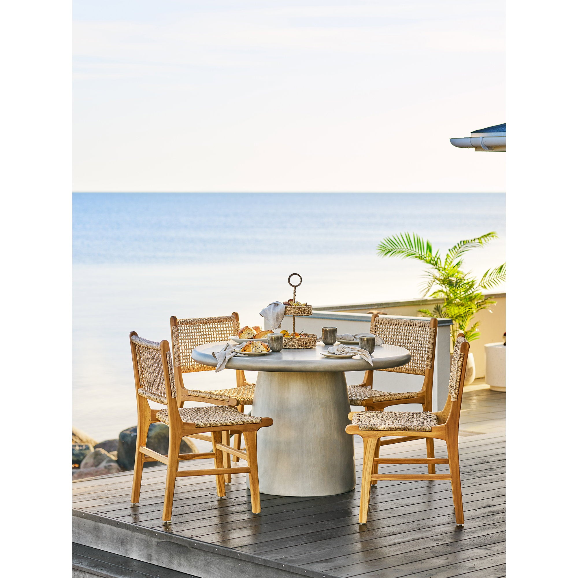 Corbeille 2 étages Rifbjerg seagrass table ronde béton terrasse vue panoramique mer