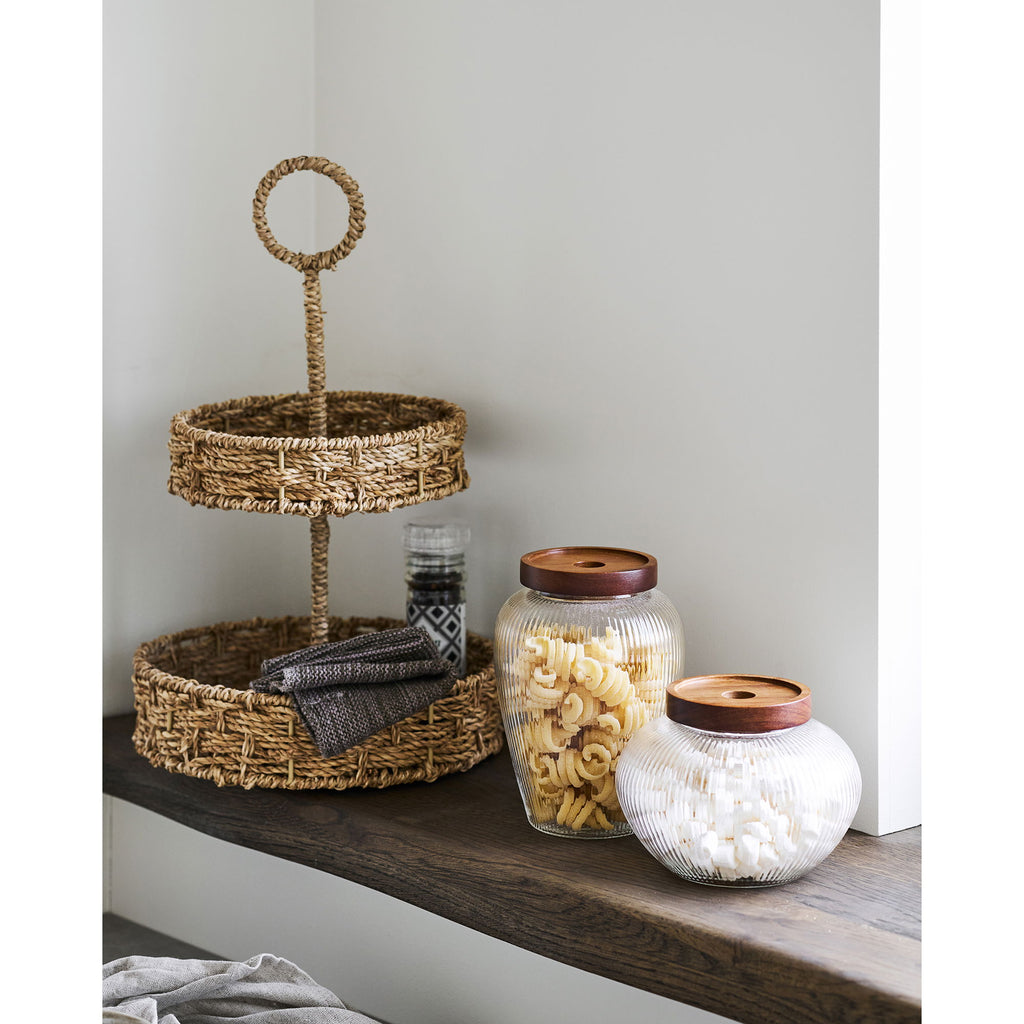Corbeille tressée Rifbjerg seagrass sur étagère intérieur style wabi-sabi naturel