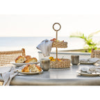 Étagère tressée Rifbjerg herbe de mer sur une terrasse au petit déjeuner