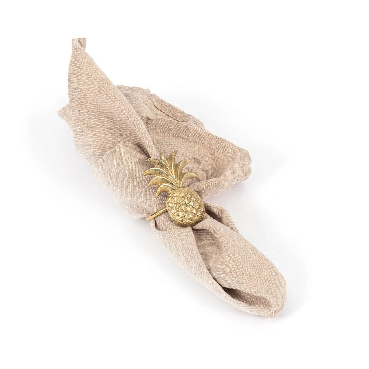 Rond de serviette Ananas en laiton doré autour d'une serviette beige nouée