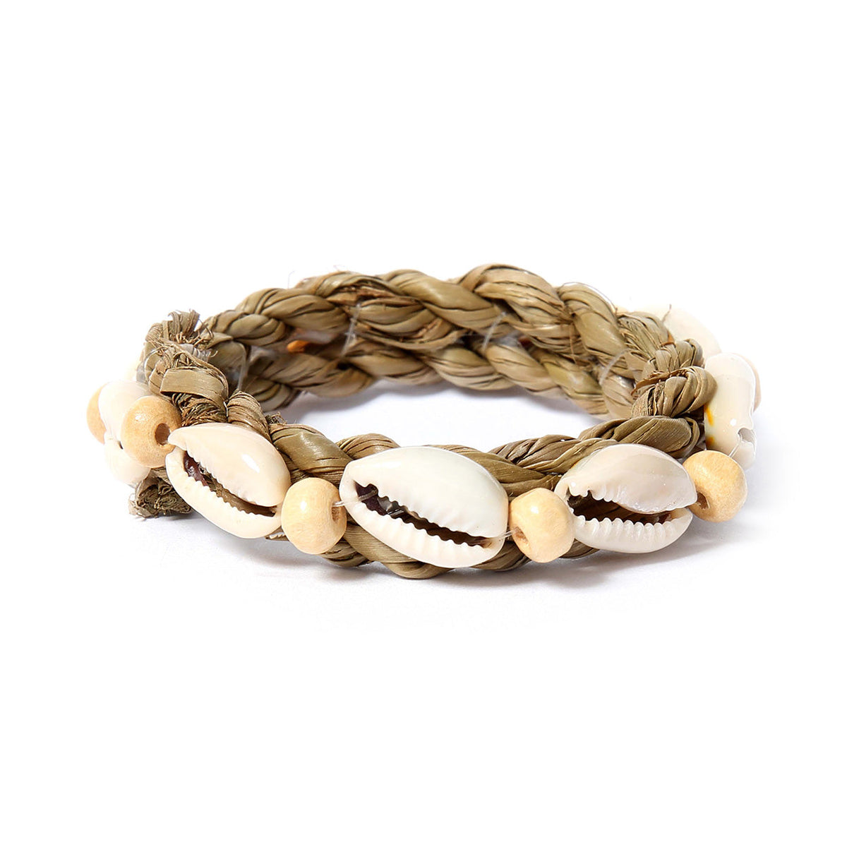Rond de serviette en jonc de mer torsadé orné de coquillages et de perles claires vu de face