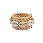 Rond de serviette en rotin naturel et coquillages 7 cm en situation