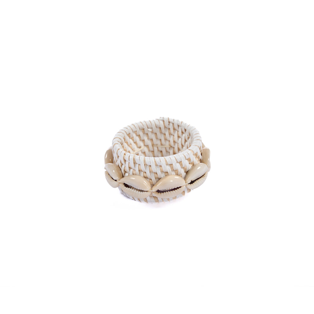 Rond de serviette en rotin tressé blanc et coquillages 7 cm en situation