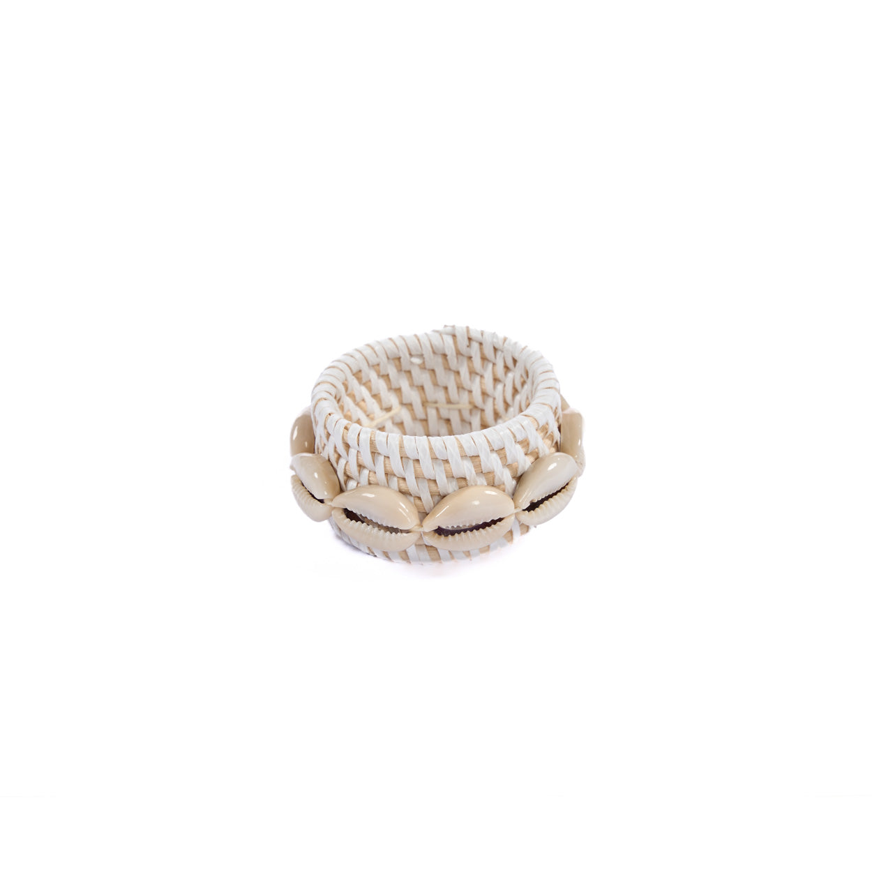 Rond de serviette en rotin tressé blanc et coquillages 7 cm en situation