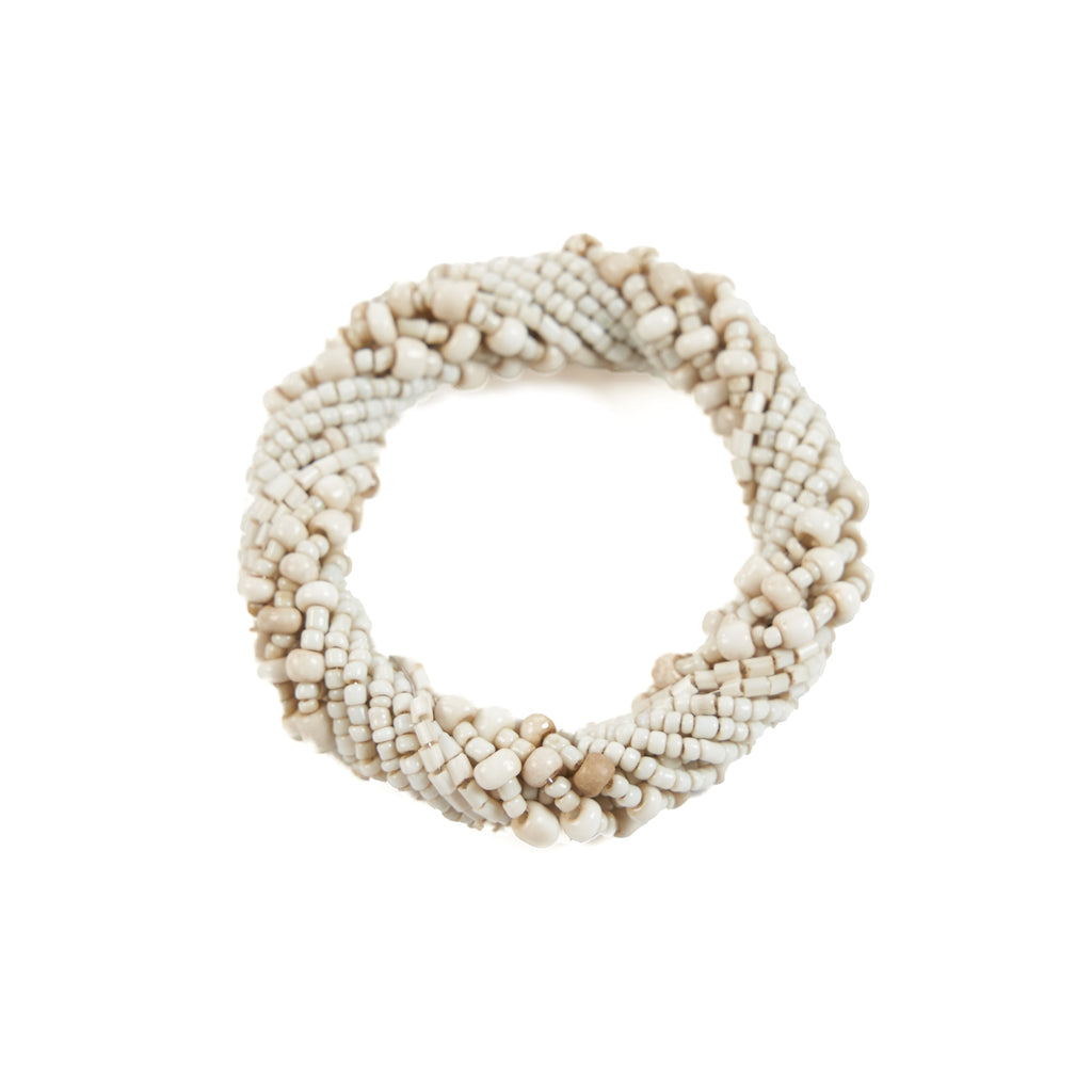 Rond de serviette torsadé en perles ivoire 6 cm en situation
