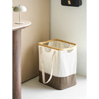 Sac à linge Noto textile écru et brun armature bambou en situation