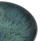 Détail de l'émail vert profond du saladier Aqua moucheté de bleu vert jusqu'à la lèvre bleu gris