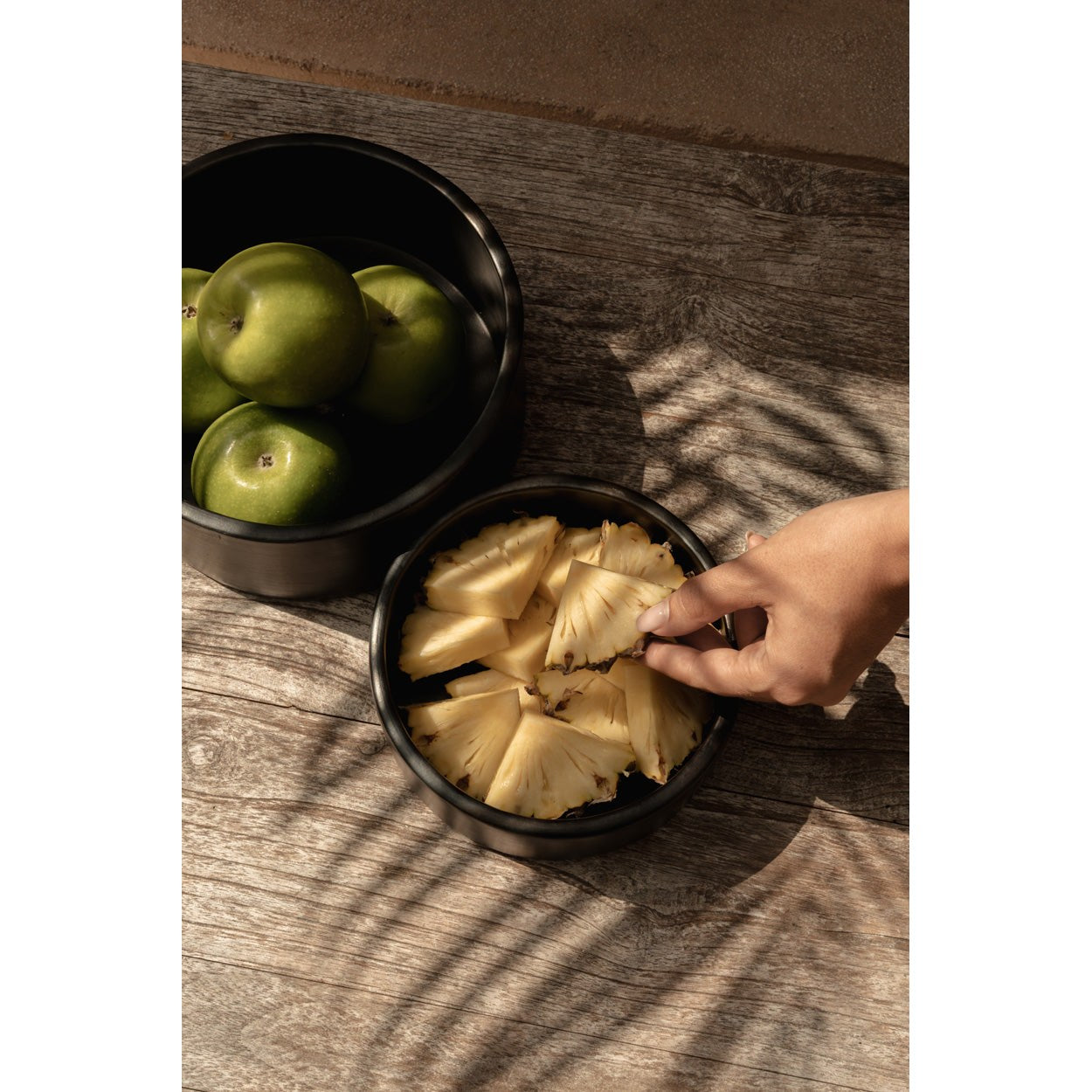 Saladier cylindrique en terre cuite noircie 15 cm en situation